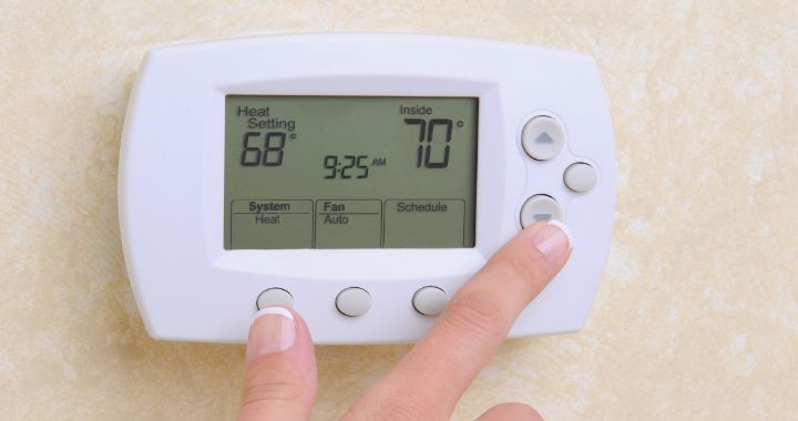 Programmable thermostat for air conditioning