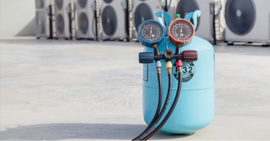 R32 refrigerant cylinder with testing equipment